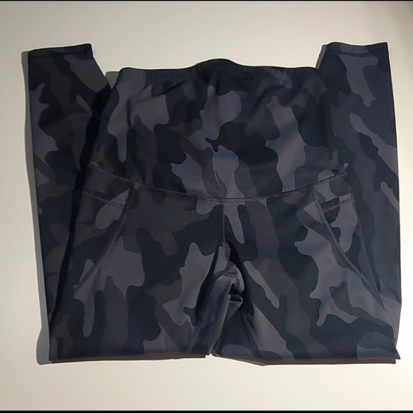 Old Navy Women's Elevate Go Dry High Waist Leggings Camo Print Size M - Picture 5 of 5